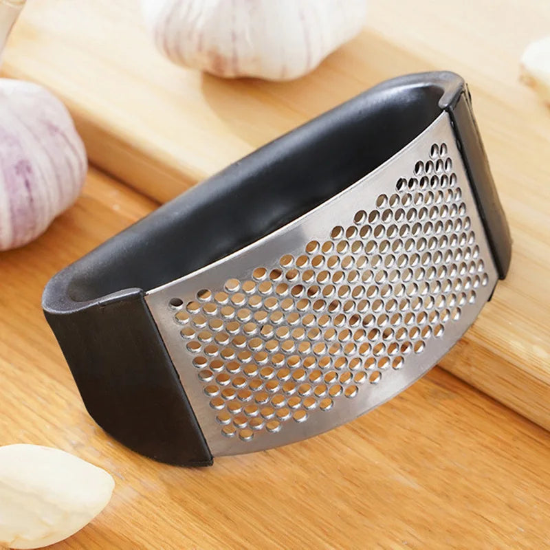 Heavy-Duty Metal Garlic Crusher – Easy-Clean Garlic Press with Finger Protection for Safe & Efficient Home Kitchen Use