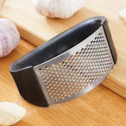 Heavy-Duty Metal Garlic Crusher - Easy-Clean Design with Finger Protection for Home Kitchens