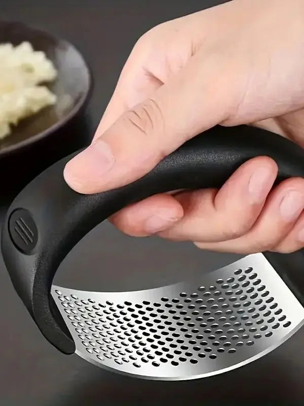 Heavy-Duty Metal Garlic Crusher – Easy-Clean Garlic Press with Finger Protection for Safe & Efficient Home Kitchen Use