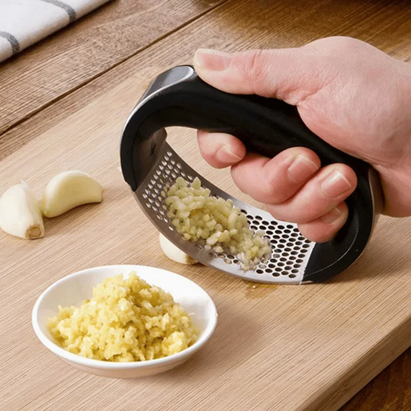Heavy-Duty Metal Garlic Crusher – Easy-Clean Garlic Press with Finger Protection for Safe & Efficient Home Kitchen Use