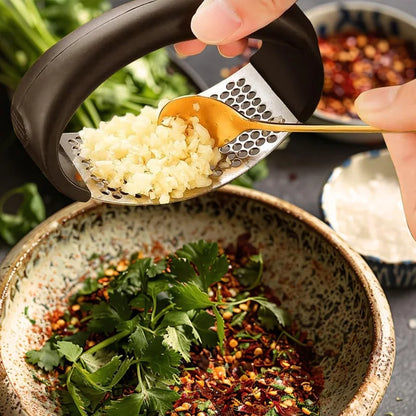 Heavy-Duty Metal Garlic Crusher – Easy-Clean Garlic Press with Finger Protection for Safe & Efficient Home Kitchen Use
